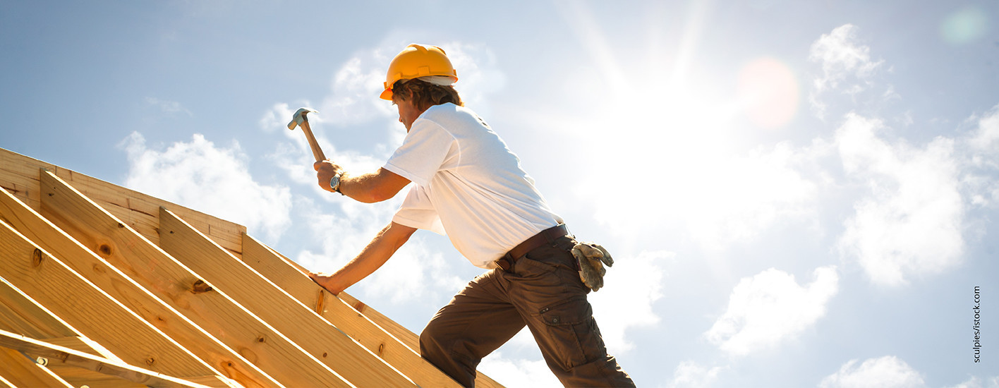 Handwerker auf Dachstuhl