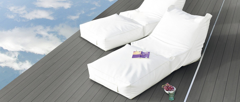 weiße Liegesessel WPC Terrassendielen in dunkler Farbe 