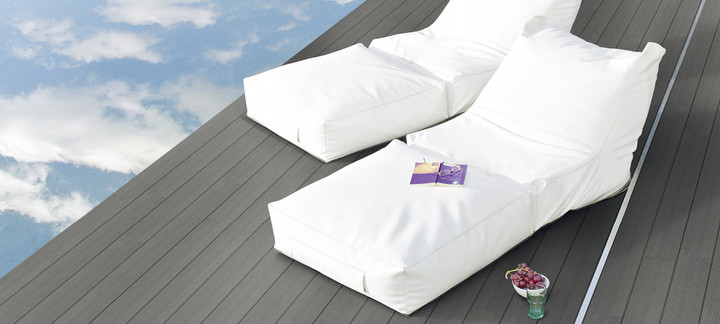 weiße Liegesessel WPC Terrassendielen in dunkler Farbe 