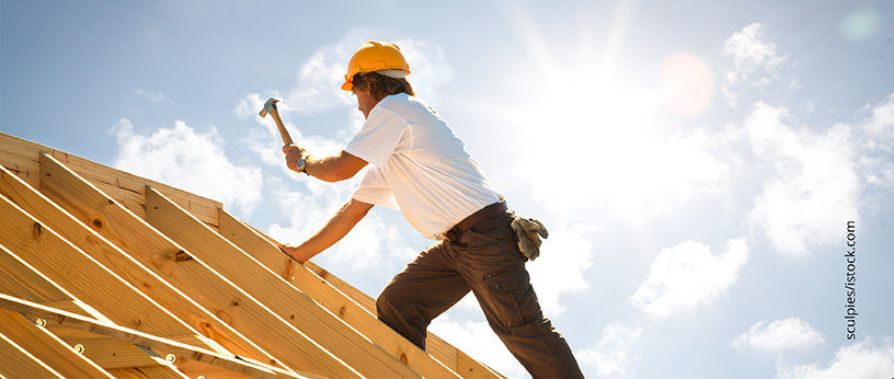 Handwerker auf Dachstuhl